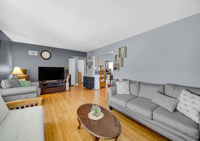 3rd image of 1551 Balmoral Ave, Westchester, IL 60154