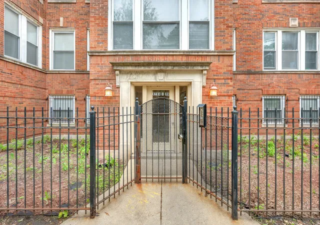 Homes for sale in Chicago, IL | 6706 S Ridgeland Ave #3C, Chicago, IL 60649 | MLS# 12686904