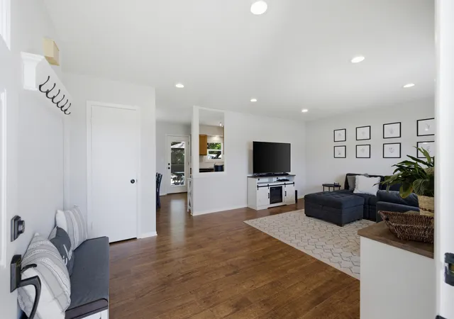 3rd image of 1110 W Glenn Trl, Elk Grove Village, IL 60007 | MLS# 12686947