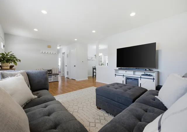 5th image of 1110 W Glenn Trl, Elk Grove Village, IL 60007 | MLS# 12686947