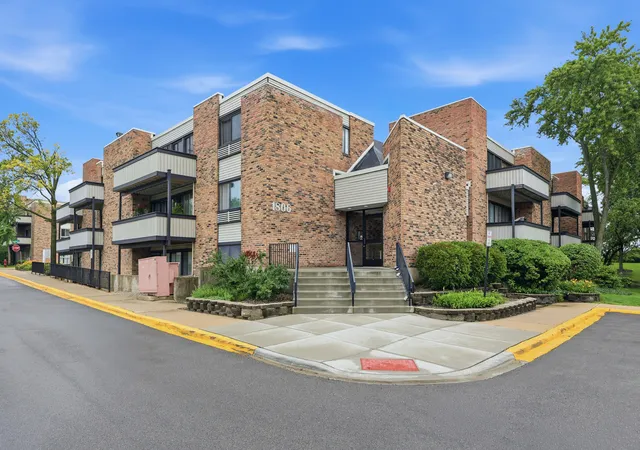 Homes for sale in Schaumburg, IL | 1806 Hemlock Pl #102, Schaumburg, IL 60173 | MLS# 12687134