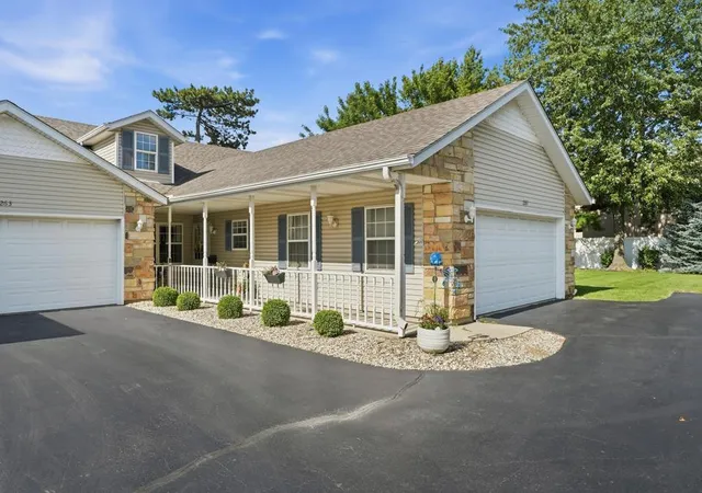 Homes for sale in Highland, IN | 2267 Whispering Oaks Ct, Highland, IN 46322 | MLS# 12687177