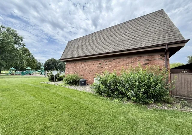 Homes for sale in Savoy, IL | 5 Evergreen Circle, Savoy, IL 61874 | Houzeo