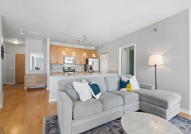 4th image of 330 W Grand Ave, Chicago, IL 60654