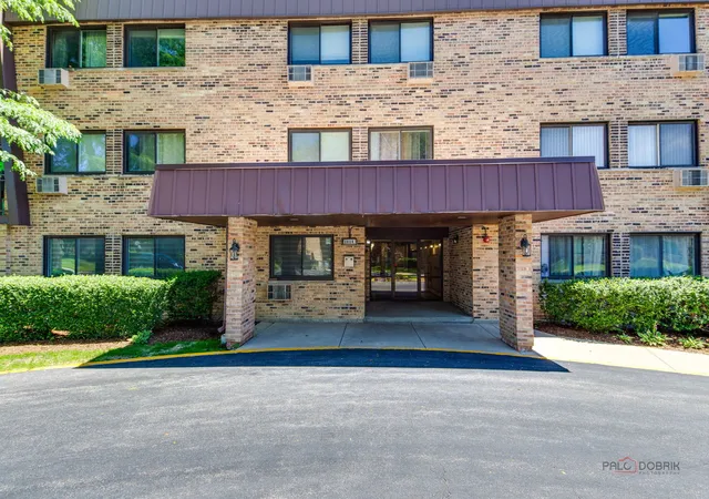 Homes for sale in Arlington Heights, IL | 2604 N Windsor Dr #204, Arlington Heights, IL 60004 | MLS# 12687233