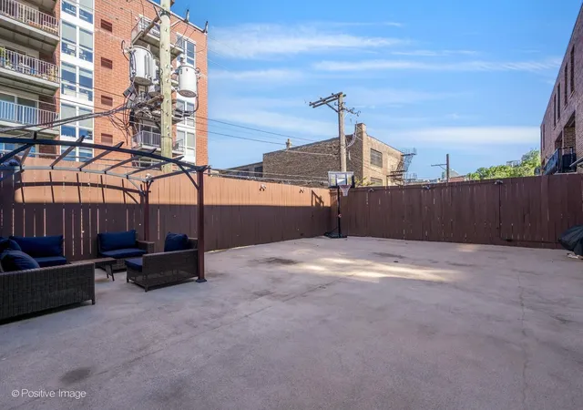 2nd image of 1330 N Lasalle St, Chicago, IL 60610