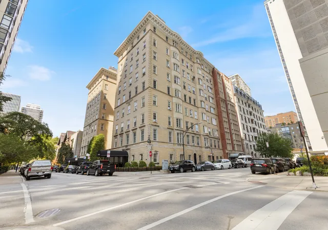2nd image of 70 E Scott St, Chicago, IL 60610