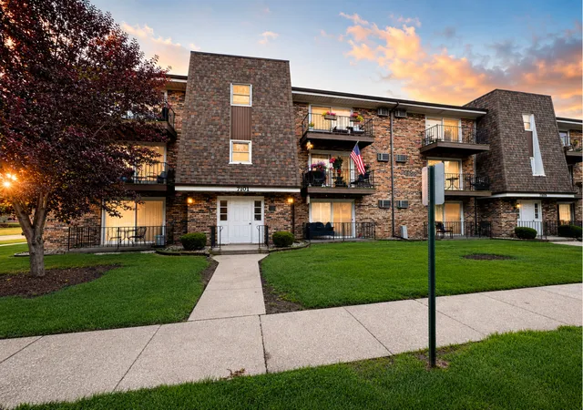 Homes for sale in Chicago Ridge, IL | 7101 98th St #301, Chicago Ridge, IL 60415 | MLS# 12687519