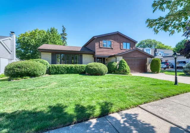 Homes for sale in Arlington Heights, IL | 910 W White Oak St, Arlington Heights, IL 60005 | MLS# 12687540