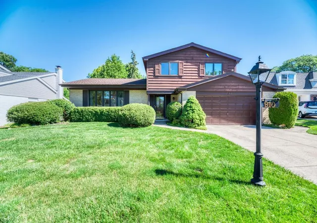 Homes for sale in Arlington Heights, IL | 910 W White Oak St, Arlington Heights, IL 60005 | MLS# 12687540