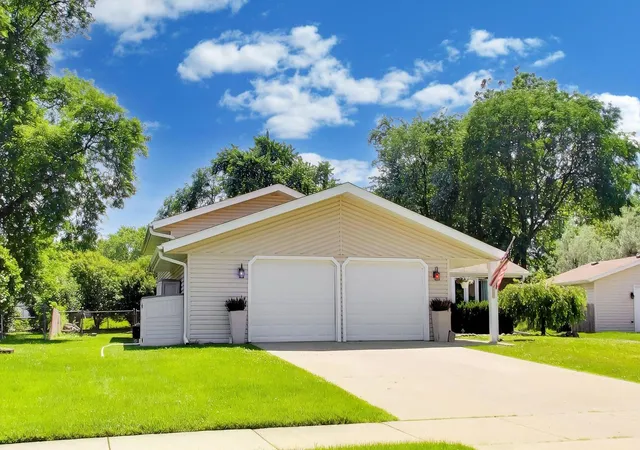 Homes for sale in Schaumburg, IL | 1113 W Weathersfield Wy, Schaumburg, IL 60193 | MLS# 12687541
