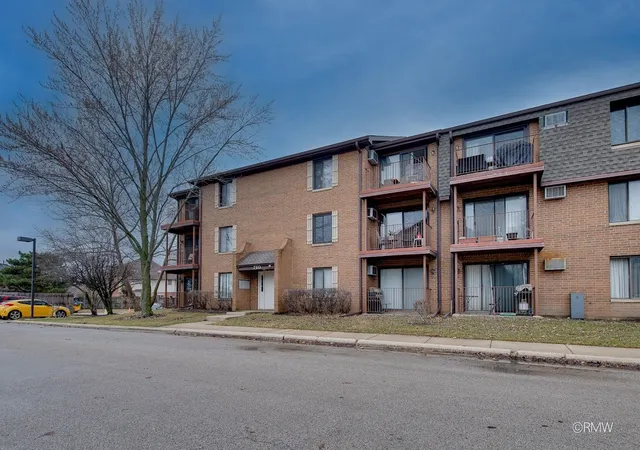 2nd image of 710 N Briar Hill Ln #5, Addison, IL 60101 | MLS# 12687597