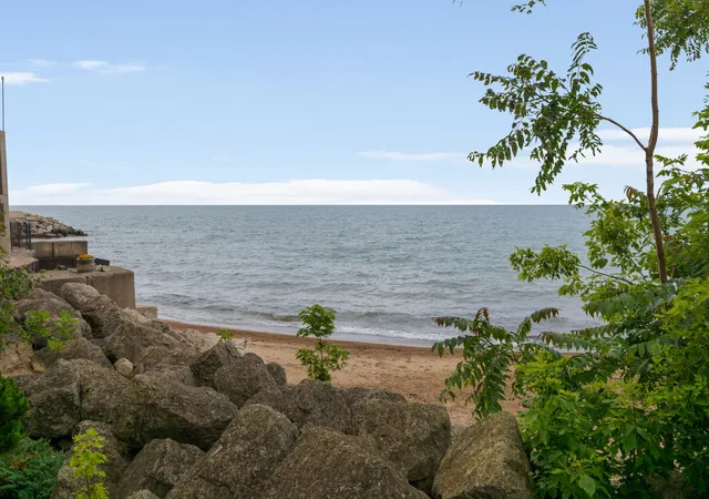 Homes for sale in Chicago, IL | 6121 N Sheridan Road, Chicago, IL 60660 | Houzeo