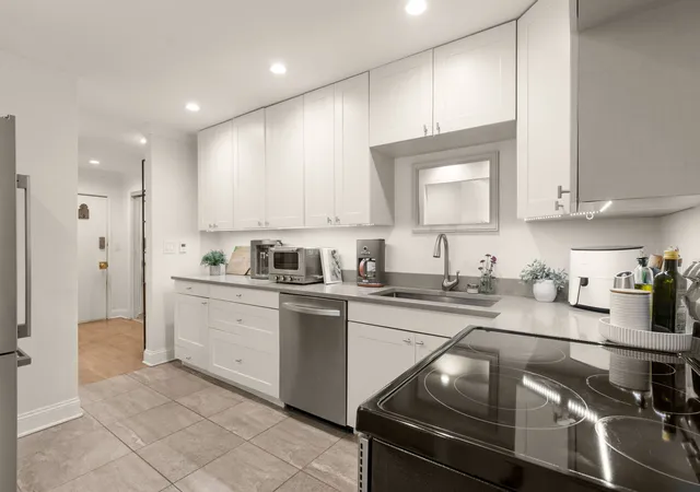 Homes for sale in Chicago, IL | 6121 N Sheridan Rd, Chicago, IL 60660