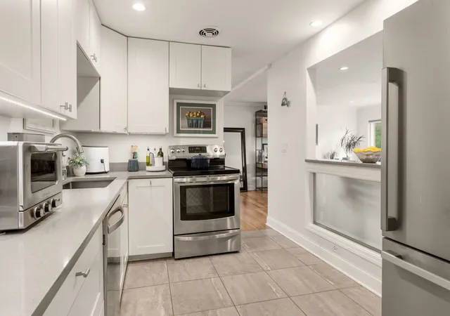 Homes for sale in Chicago, IL | 6121 N Sheridan Rd, Chicago, IL 60660
