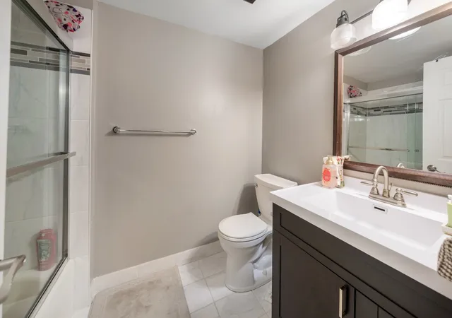 2nd image of 1460 Fairlane Dr, Schaumburg, IL 60193