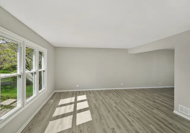 3rd image of 731 Roaring Brook Ln, Algonquin, IL 60102 | MLS# 12687622