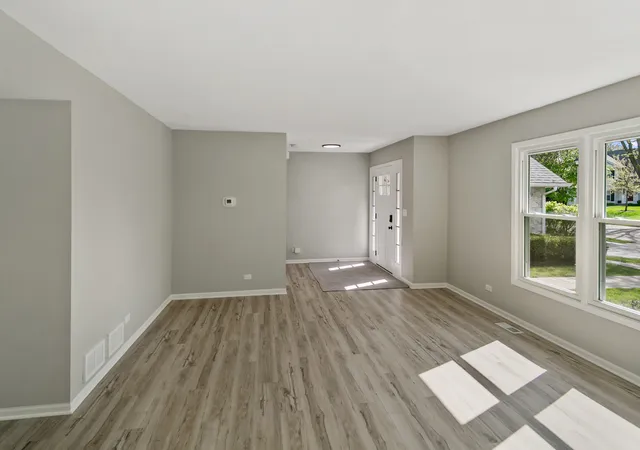 5th image of 731 Roaring Brook Ln, Algonquin, IL 60102 | MLS# 12687622