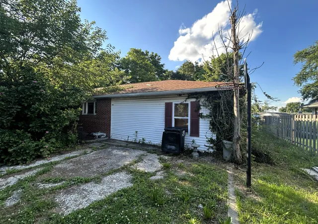 3rd image of 930 Vandalia Rd, Louisville, IL 62858 | MLS# 12687666