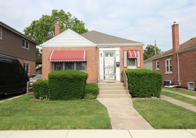 Homes for sale in Chicago, IL | 5615 S Nordica Ave, Chicago, IL 60638 | MLS# 12687667