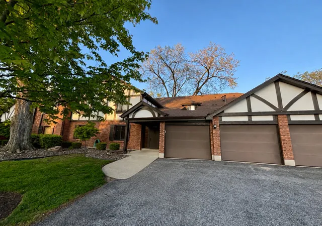 Homes for sale in Palos Hills, IL | 11151 Cottonwood Drive, Palos Hills, IL 60465 | Houzeo