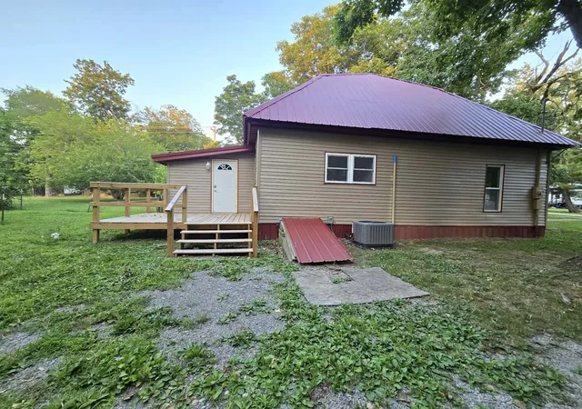 Photo 4 of Single family home for sale at 602 W Cherry St, Mcleansboro, IL 62859 | MLS# 12687772 | Listing updated on 2026-10-25