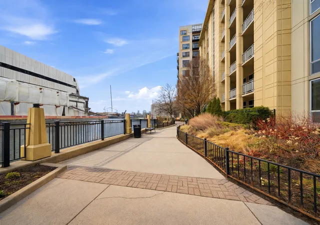 Homes for sale in Chicago, IL | 720 N Larrabee Street, Chicago, IL 60654 | Houzeo