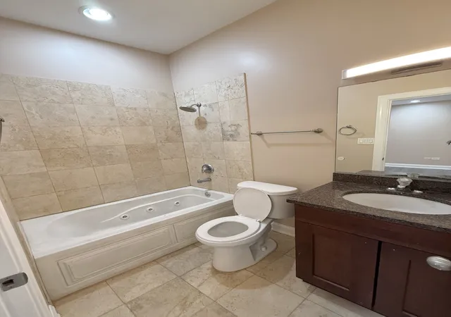 2nd image of 2513 W Congress Pkwy, Chicago, IL 60612