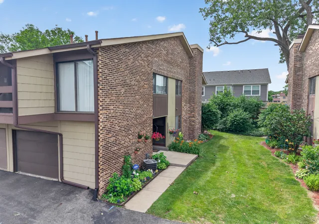 Homes for sale in Palos Hills, IL | 1 W Boulder Ct #1B, Palos Hills, IL 60465 | MLS# 12687953