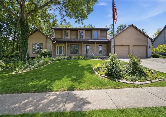 Homes for sale in Bloomington, IL | 2 Stetson Dr, Bloomington, IL 61701 | MLS# 12688024