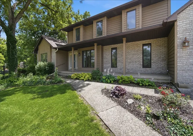 Homes for sale in Bloomington, IL | 2 Stetson Dr, Bloomington, IL 61701 | MLS# 12688024