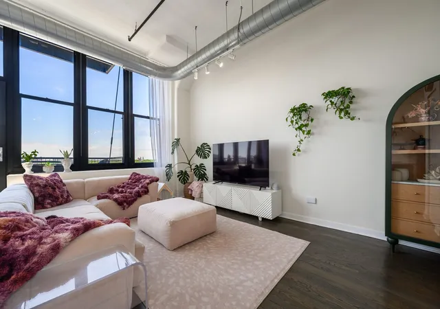 Homes for sale in Chicago, IL | 1224 W Van Buren St, Chicago, IL 60607