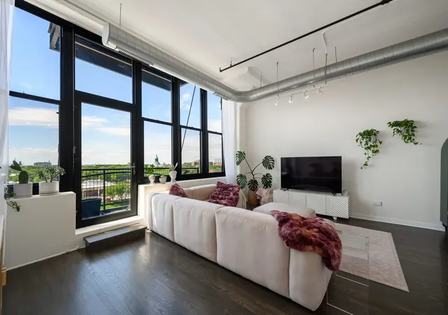 Homes for sale in Chicago, IL | 1224 W Van Buren St, Chicago, IL 60607