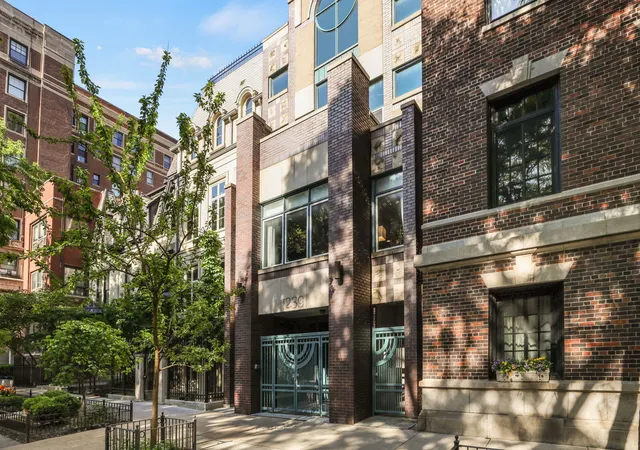 3rd image of 1239 N State Pkwy, Chicago, IL 60610