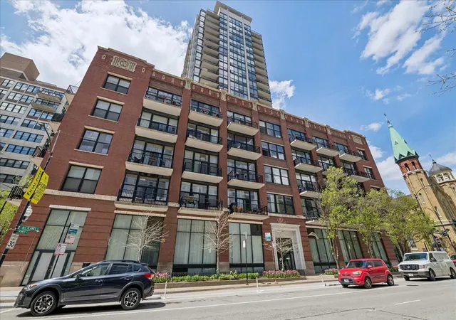 Homes for sale in Chicago, IL | 210 S Desplaines St, Chicago, IL 60661