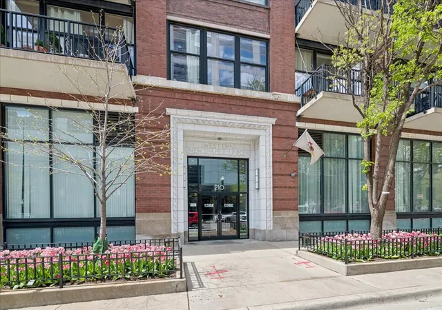 Homes for sale in Chicago, IL | 210 S Desplaines St, Chicago, IL 60661