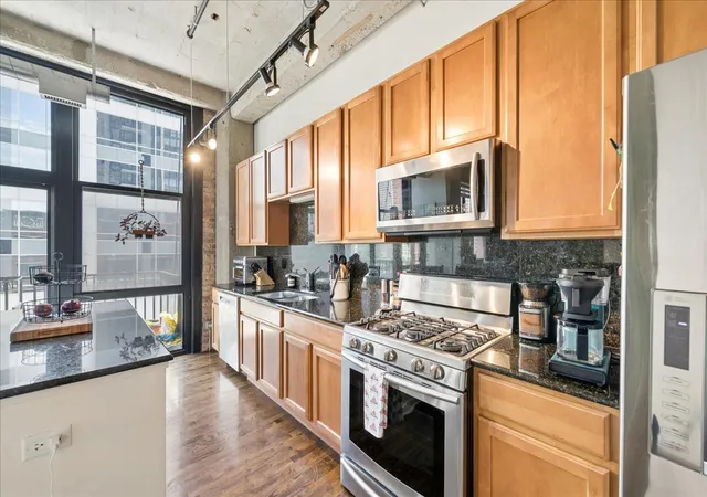 Homes for sale in Chicago, IL | 210 S Desplaines St, Chicago, IL 60661