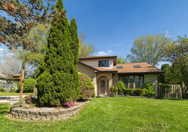 4th image of 160 Aster Ln, Hoffman Estates, IL 60169 | MLS# 12688147