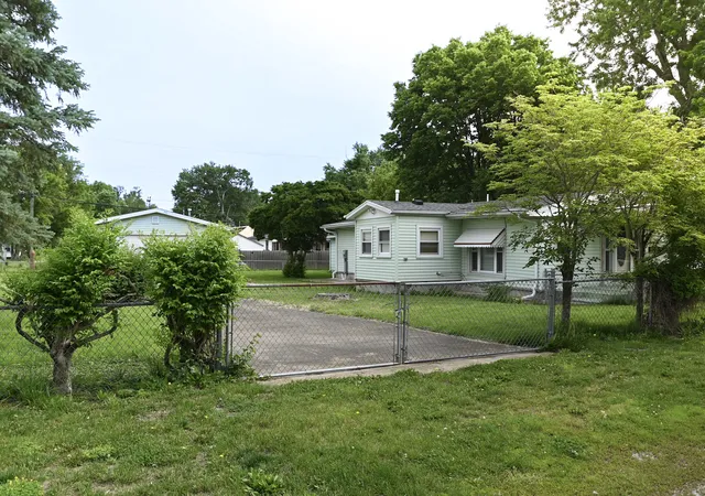3rd image of 11 E Woodlawn St, Danville, IL 61832 | MLS# 12688175