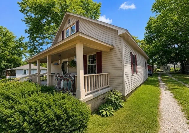 2nd image of 407 N Madison St, West Frankfort, IL 62896 | MLS# 12688192