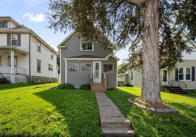 Homes for sale in Moline, IL | 421 39th St, Moline, IL 61265 | MLS# 12688265