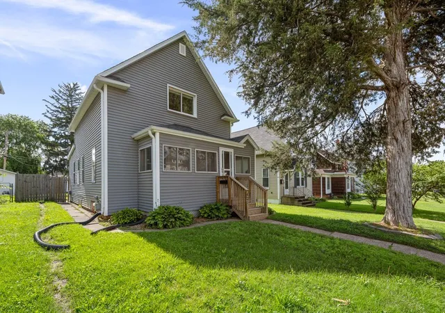 Homes for sale in Moline, IL | 421 39th St, Moline, IL 61265 | MLS# 12688265