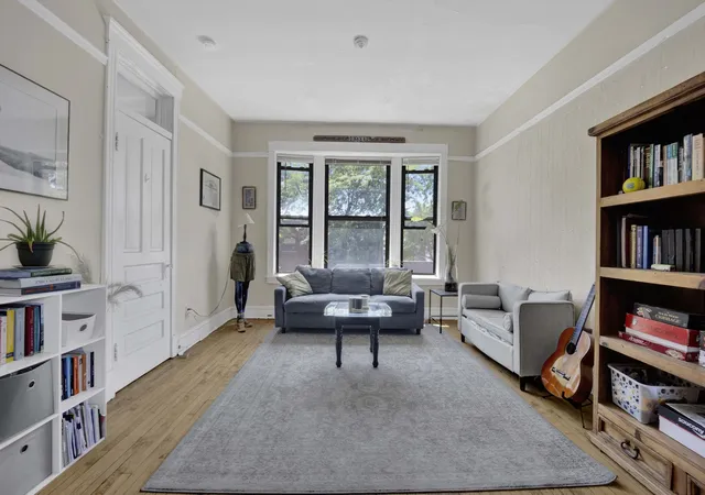 Homes for sale in Chicago, IL | 1406 W Flournoy St #3, Chicago, IL 60607 | MLS# 12688334