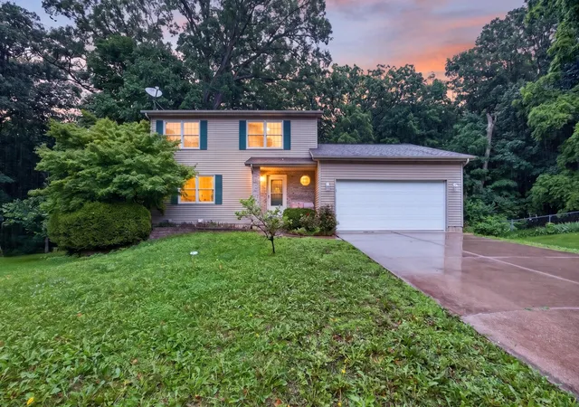Homes for sale in Bloomington, IL | 2 Scenic Pt, Bloomington, IL 61701 | MLS# 12688354