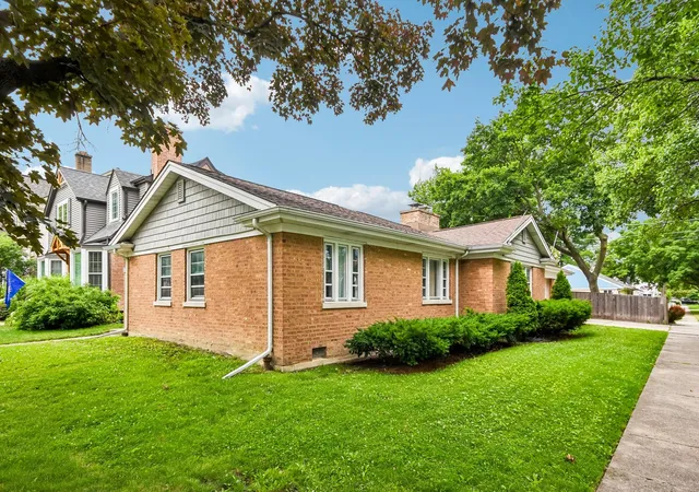 Homes for sale in Park Ridge, IL | 1620 Courtland Ave, Park Ridge, IL 60068 | MLS# 12688370