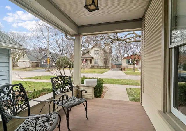 3rd image of 123 Raymond Ave, Barrington, IL 60010 | MLS# 12688385