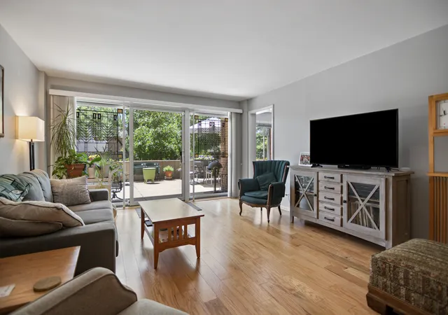4th image of 22 Park Ln, Park Ridge, IL 60068