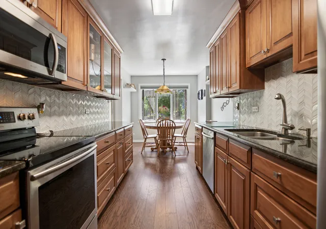 5th image of 22 Park Ln, Park Ridge, IL 60068