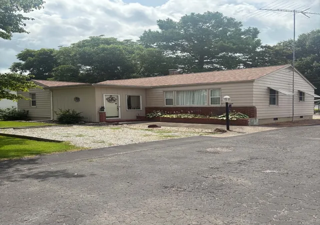 Photo 3 of Single family home for sale at 308 Bailey Ln, Benton, IL 62812 | MLS# 12688575 | Listing updated on 2026-09-15