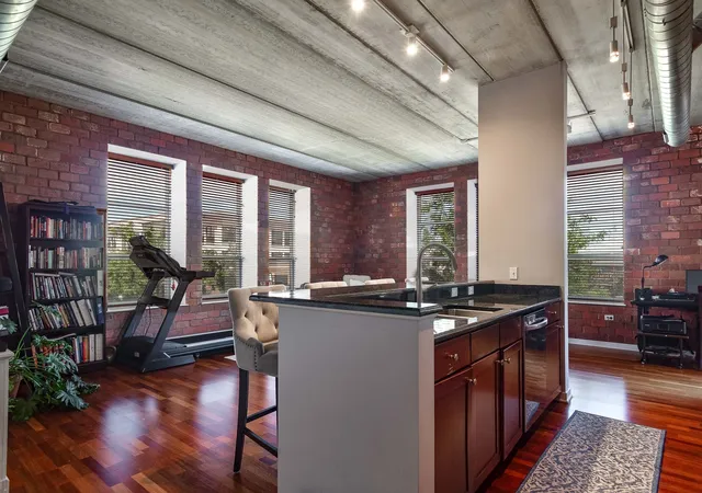 2nd image of 647 Metropolitan Wy #214, Des Plaines, IL 60016 | MLS# 12688604
